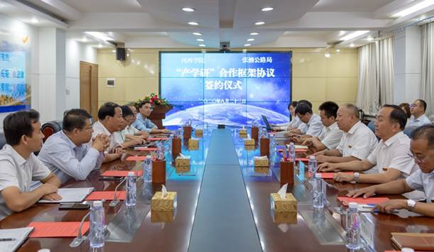 1.js33333金沙线路检测与张掖公路局在张掖公路局举行“产学研框架协议”签约仪式。(钟晓亮 摄).jpg